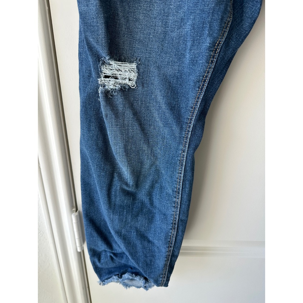 Old Navy Women's Skinny Jeans in Medium Blue Wash - Picture 3 of 7
